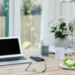 Bureau avec ordinateur portable et smartphone, appareils couverts par un forfait