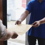 Homme remettant une enveloppe en main propre, comme une lettre recommandée