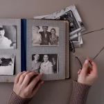 Album de famille ouvert sur de vieilles photos en noir et blanc, souvenirs liés à une succession