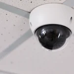 Caméra de surveillance fixée au plafond, vidéosurveillance des salariés