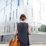 Femme marchant en ville avec son sac, quittant son emploi après une démission