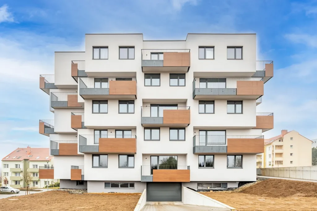 Immeuble résidentiel moderne avec balcons sous un ciel bleu