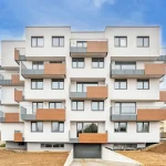 Immeuble résidentiel moderne avec balcons sous un ciel bleu