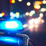 Gyrophares de police allumés la nuit en ville