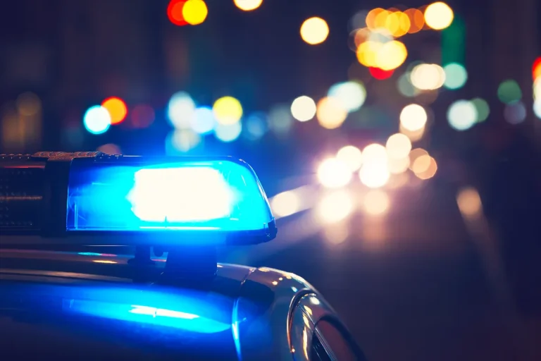 Gyrophares de police allumés la nuit en ville