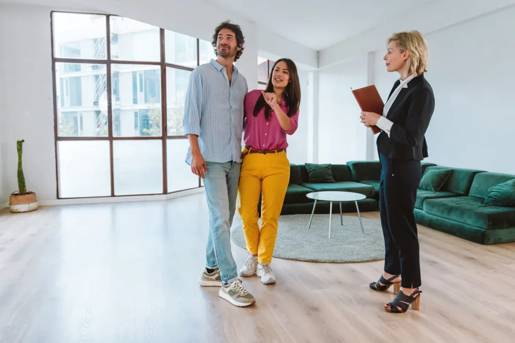 Couple visitant un appartement à louer avec un agent immobilier