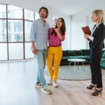Couple visitant un appartement à louer avec un agent immobilier