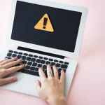 Point d'exclamation d'alerte sur un écran d'ordinateur, signalement d'un contenu illicite