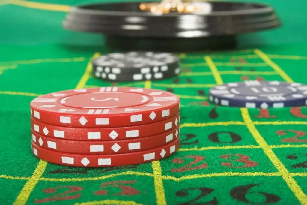 Jetons de casino sur un tapis de jeu vert