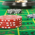 Jetons de casino sur un tapis de jeu vert