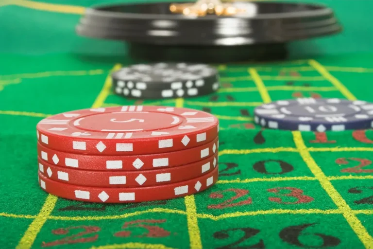 Jetons de casino sur un tapis de jeu vert