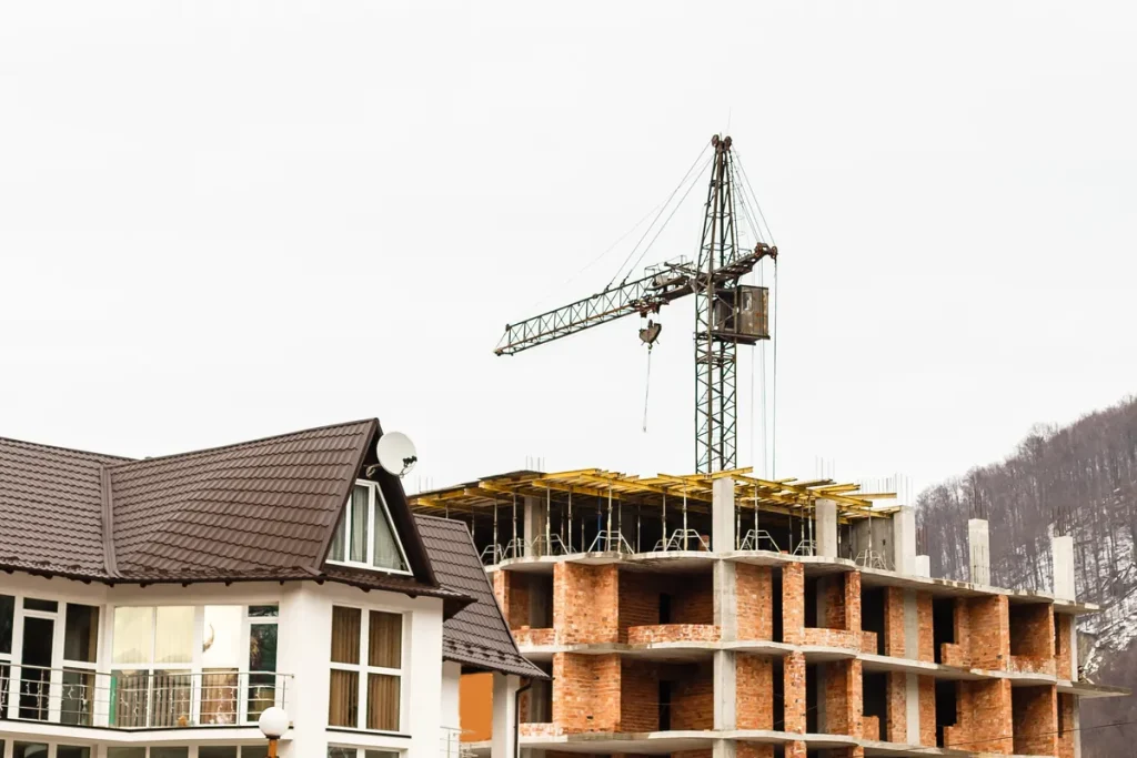 Grue sur un chantier de construction de logements, soumis à l'affichage du permis de construire