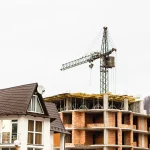 Grue sur un chantier de construction de logements, soumis à l'affichage du permis de construire