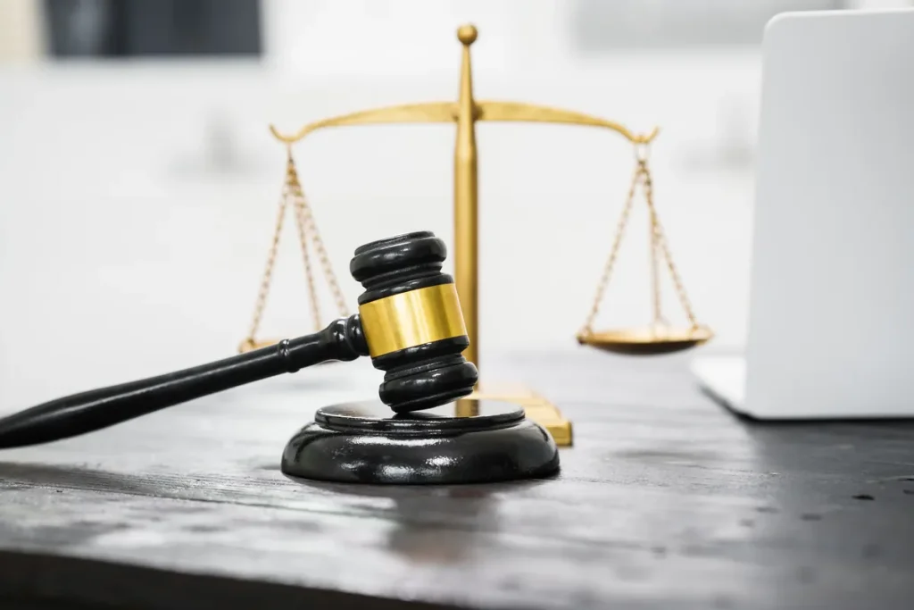 Marteau de juge et balance de la justice sur un bureau en bois, pour l'appel d'un jugement familial