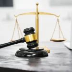 Marteau de juge et balance de la justice sur un bureau en bois, pour l'appel d'un jugement familial