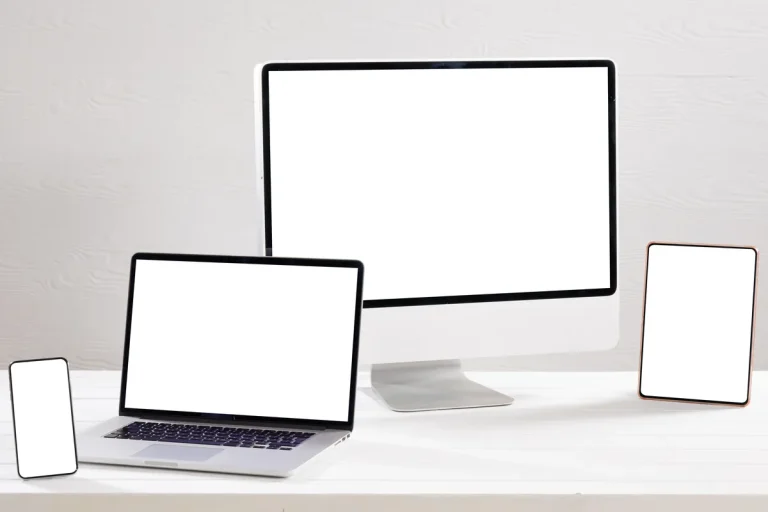 Ordinateur, ordinateur portable, tablette et smartphone sur fond blanc pour consulter des sites